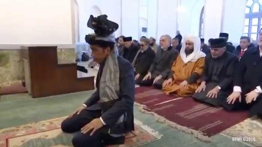 34jokowi-jadi-imam-salat-presiden-afghanistan_20180130_133124.jpg