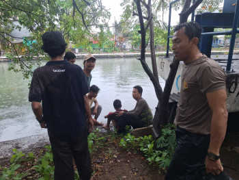 Sigap dan Responsif: Bhabinkamtibmas Koja Selamatkan Remaja yang Hampir Tenggelam tscom_news_photo_1763523705.jpg