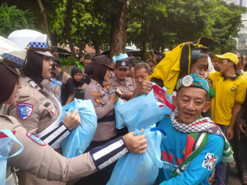 Polda Metro Jaya Gelar Jum’at Peduli, Salurkan 300 Paket Sembako ke Ojol dan PHL tscom_news_photo_1769763087.jpg