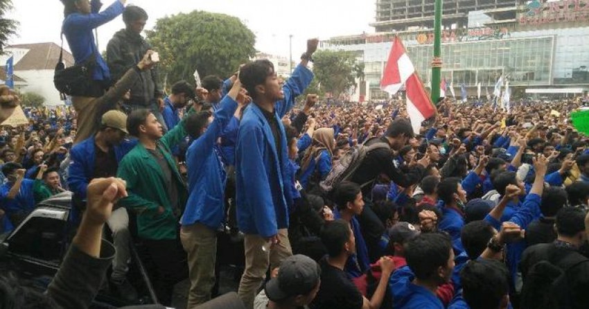 Ribuan Mahasiswa Purwokerto Geruduk Kantor DPRD